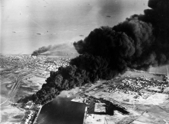 Горящие резервуары с нефтью во время осады Порт-Саида, Египет. Суэцкий кризис. Фото: 5 ноября 1956 г.