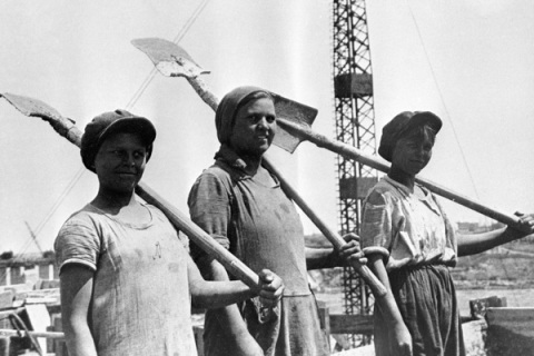 Группа комсомолок-бетонщиц на строительстве Днепрогэса, 1931 год