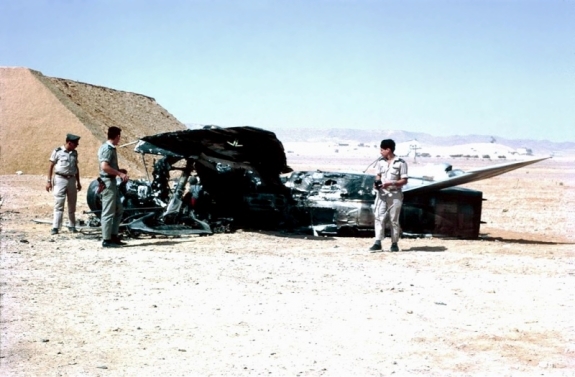 Израильские солдаты изучают сбитый египетский самолет. Фото: 1967 г.