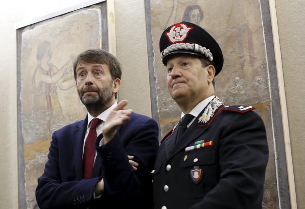 Итальянский министр культуры Дарио Франсесчини (слева) на фоне возвращенных фресок из Пестума. 26 ноября, 2015 г. Фото: REUTERS/Alessandro Bianchi 