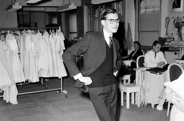 Ив Сен Лоран в своем парижском ателье. Фото 14 марта, 1958 г.