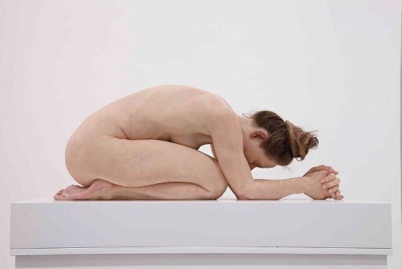 Сэм Джинкс "Без названия" (Женщина на коленях), 2015 г. 
