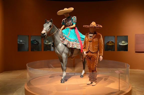 Мужчина и женщина чарро в традиционных костюмах и сомбреро. Музей дель Норесте, Монтеррей, Мексика