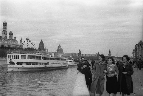 Теплоход «Иосиф Сталин» первый раз пришел в Москву по только что открытому каналу «Москва-Волга» в мае 1937 года.