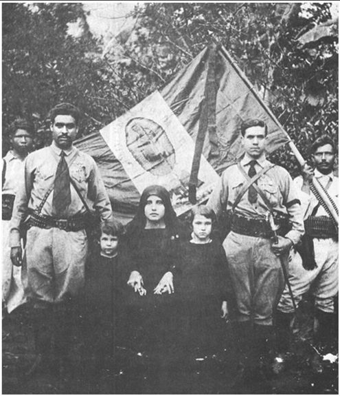 Командиры кристерос со знаменем своего полка. Фото: 1926 г.