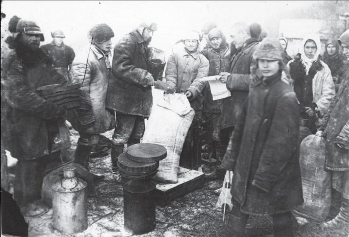 Выдача хлеба на трудодни. Украина, с.Удачное, 1932