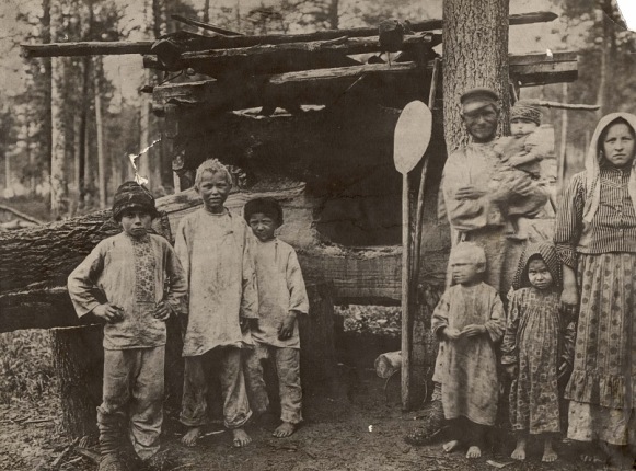 Крестьяне-переселенцы у временного жилья, фото 1911 г.