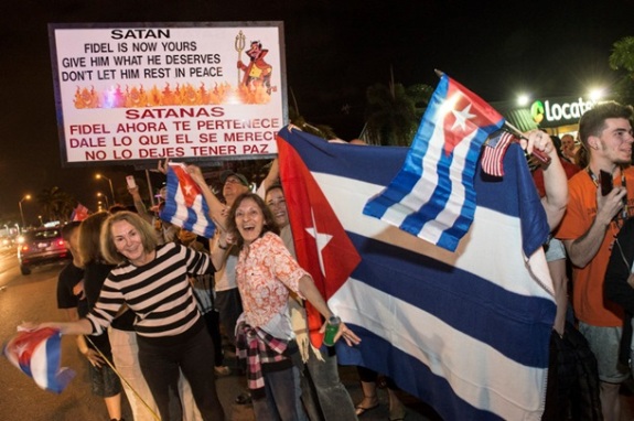 Кубинцы в США празднуют смерть Кастро