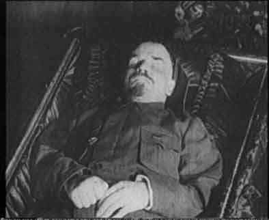 тело Ленина в мавзолее