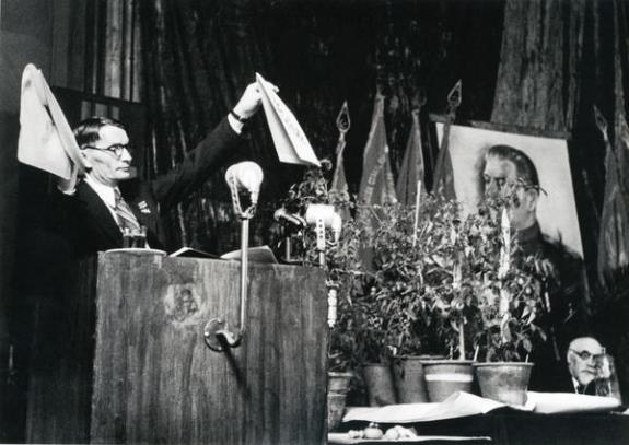Выступление академика Тимофея Лысенко на сессии ВАСХНИЛ. Москва. Фото: 1948 г. Фотограф: Д. Бальтерманц