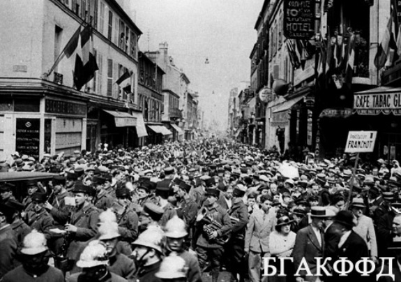 Манифестация сторонников народного фронта на улице Шуази в Париже. Фото: 28 июня 1936 г.