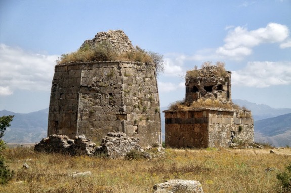 Мавзолей Кара Юсуфа. Село Ваноца (Джиджимли), Азербайджан. Copyright http://vahemart.livejournal.com/