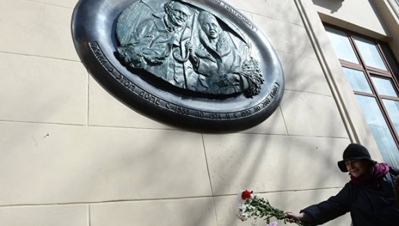 Мемориальная доска Растроповичу и Вишневской