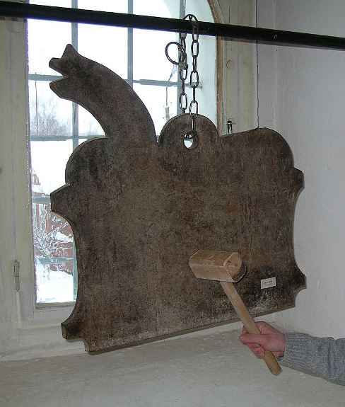Металлическое било в экспозиции Старорусского краеведческого музея. Старая Русса, Новгородская область