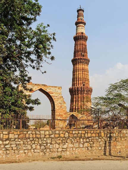 Минарет Кутб-Минар. Самый высокий в мире кирпичный минарет. Построен в Дели несколькими поколениями правителей династии Туглакидов