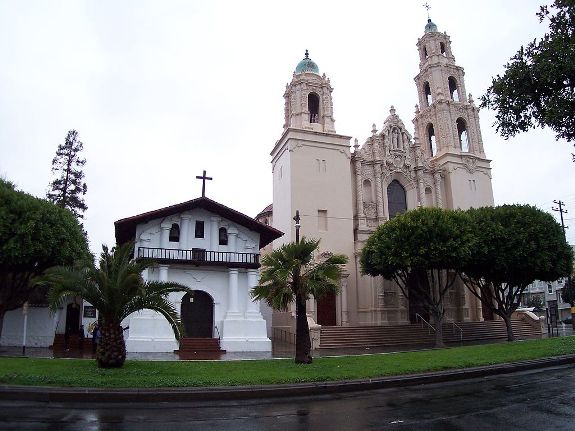 Миссия Святого Франицска Ассизского. Наши дни. Слева здание самой миссии (XVIII в.), справа - церковь в колониальном стиле, пристроенная в начале ХХ в.
