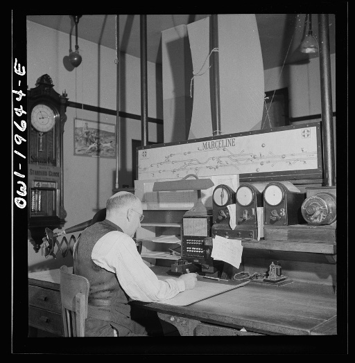 г. Марселайн, штат Миссури. Диспетчер за работой в железнодорожном бюро. Фотограф Д. Делано, март 1943 г.