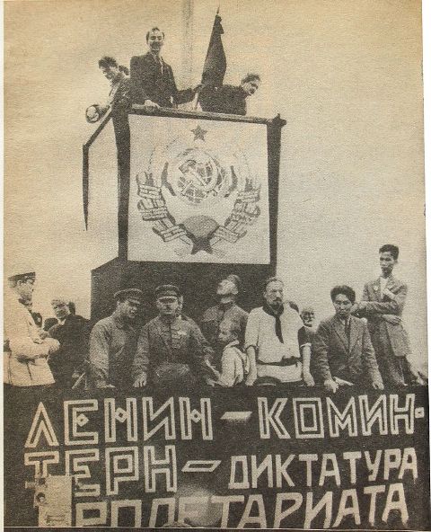 Митинг с лозунгами Коминтерна на Ходынке. Газетное фото: 1927 г.