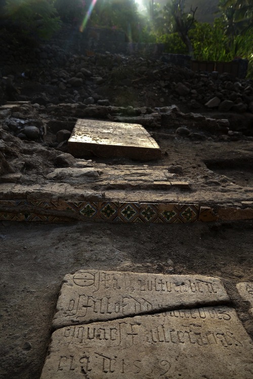 Могильные плиты, найденные по нефом церкви в Кабо-Верде. Credit: Cambridge Archaeological Unit
