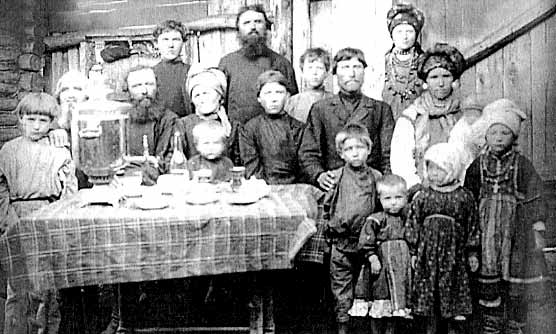 Мордовская семья за столом