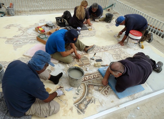 Археологи расчищают мозаику в Кирьят-Гат Credit: Nikki Davidov, Israel Antiquities Authority