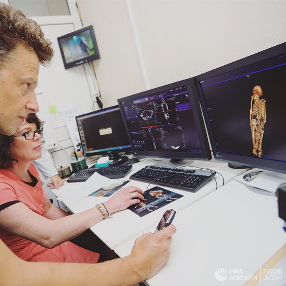 Сканирование древнеегипетской мумии из коллекции Государственного Эрмитажа на спиральном компьютерном томографе в КБ № 122 в Санкт-Петербурге. 22 августа 2017