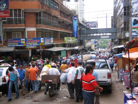 На улицах Сьюдад-дель-Эсте, Парагвай. Фото: http://www.kirakira.org/