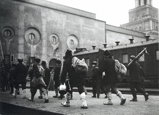 На заработки в Москву. Казанский вокзал, 1930 г., фото А. Шайхета