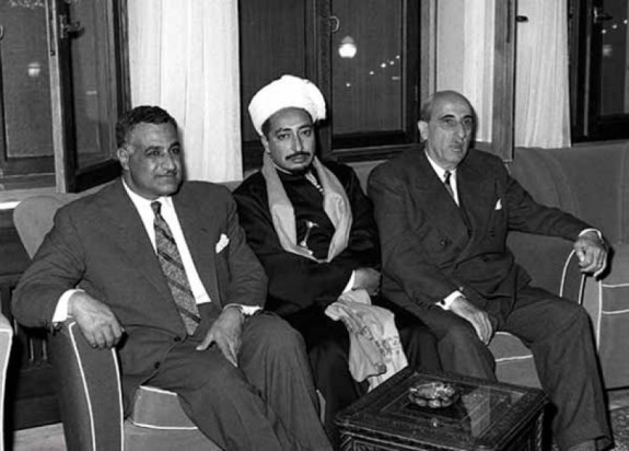 Слева направо: Насер, наследный принц Северного Йемена Мухаммед аль-Бадр, аль-Куатли. Фото: февраль 1958 г.