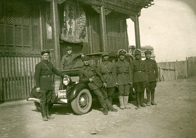 Советские и монгольские военные во время боев на Халхин-Голе. Фото 1939 г.