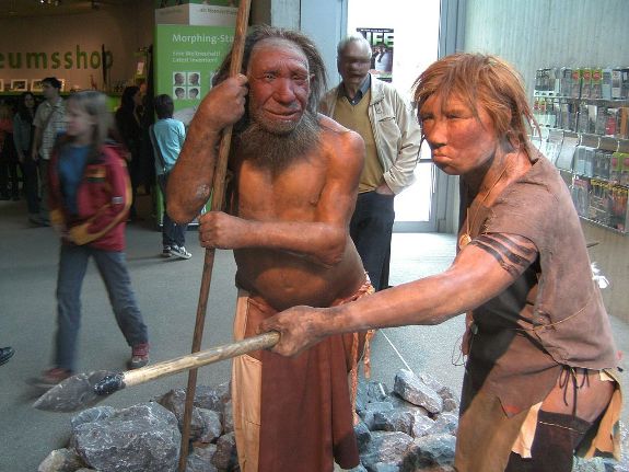 Реконструкция неандертальских мужчины и женщины, Неандертальский музей, Меттман, Германия