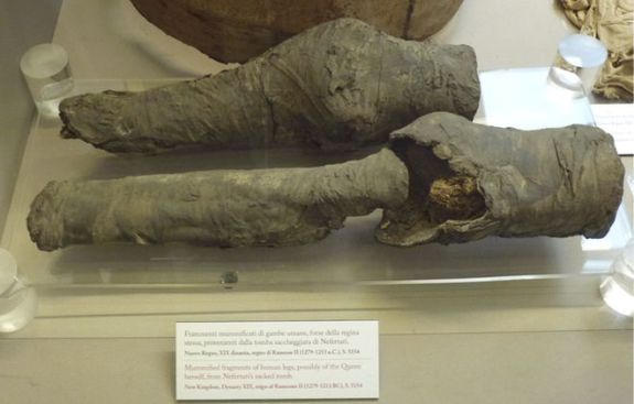 Фрагменты ног, найденные в гробнице Нефертари
