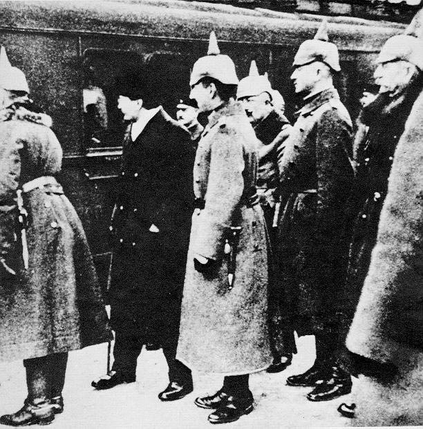 германские офицеры встречают советскую делегацию