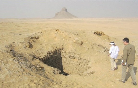Шахта грабителей на раскопе пирамиды Аменемхета III  в Дашхуре. Credit: Antiquity/Parcak et al, courtesy of G. Mumford