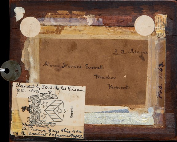 Обратная сторона дагерротипа, на которой рукой президента Д. К. Адамса сделана дарственная надпись