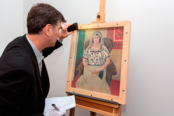 Одна из картин, работы Анри Матисса "Сидящая женщина", из коллекции Гурлитта  происхождение которой было подтверждено. Картина была возвращена родственникам погибшего еврейского коллекционера Поля Розенберга. AFP PHOTO / ART RECOVERY / WOLF HEIDER-SAWALL