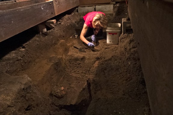 Расчистка человеческих останков, найденных в торговом центре в Сент-Огастине