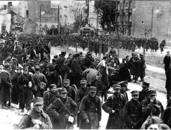 Остатки варшавского гарнизона шагают по городу после сдачи. Фото: 27 сентября 1939 г.