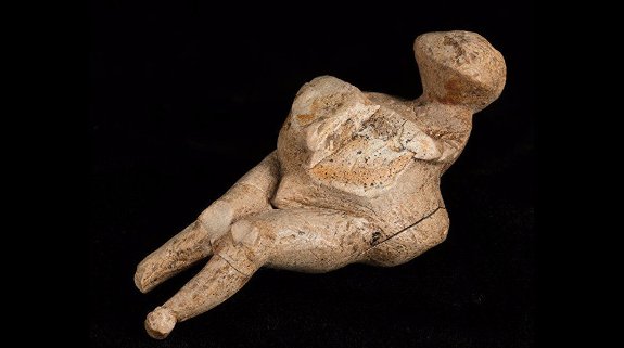 Статуэтка "палеолитической Венеры", вырезанная из бивня мамонта