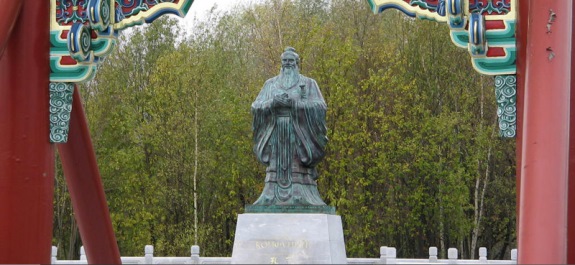 Памятник Конфуцию на территории Китайского делового центра в Москве
