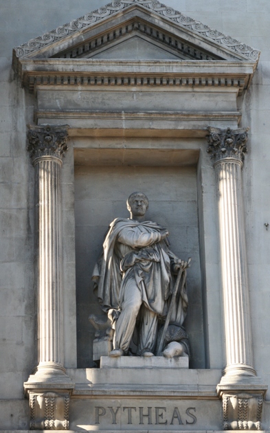 Статуя Пифея на фасаде Дворца Биржи. Марсель. Франция