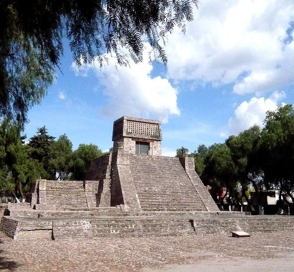Пирамида ацтеков в Санта-Сесилия-Акатитлан, Мексика