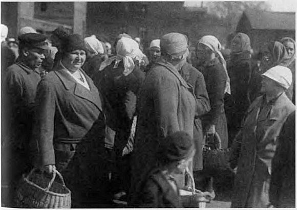 Покупатели на базаре. Ленинград. 1932 год. Фото из ЦГАКФФД