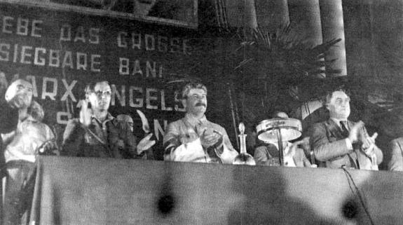 Председательствующие на VII конгрессе Коминтерна. Фото: 25 июля 1935 г.
