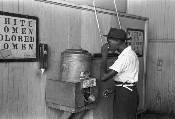 Свидетельства сегрегации в США: емкости с водой для чернокожих и белых в Оклахоме. Фото: Рассела Ли. 1939 г.