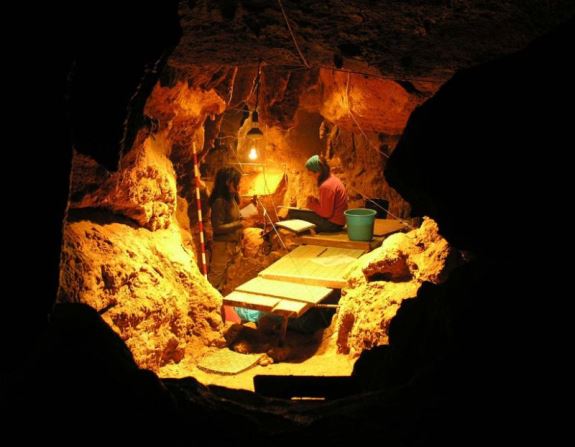 Ученые на раскопках в пещере Эль Сидрон. Credit: Paleoanthropology Group MNCN-CSIC