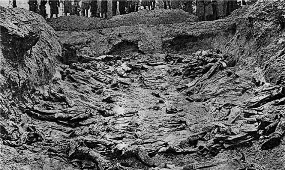 Раскопанная могила жертв Катынского расстрела. Фото: 1943 г.