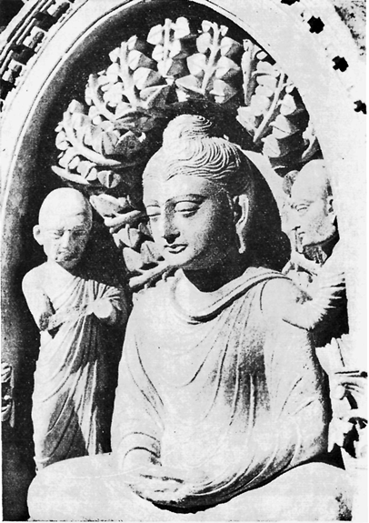 Рис. 32. Триада —Будда с монахами.