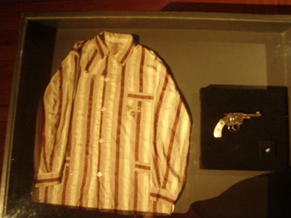 Револьвер, из которого застрелился Варгас и пижамная рубашка, в которую он был один в этот момент. Экспонируется в президентском дворце Бразилии