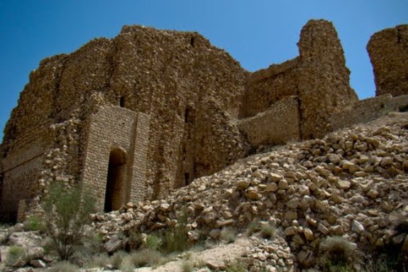 Руины крепости Галех-Дохтар, Иран